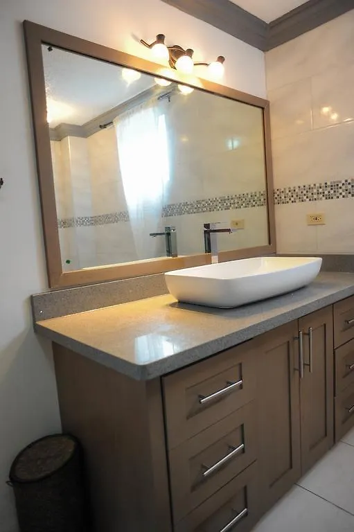 מלון דירות מונטגו ביי Mango Walk Country Club Suites ג'מייקה